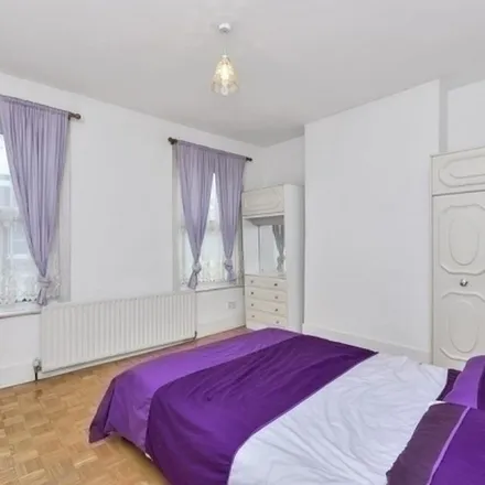 Rent this 4 bed townhouse on 84 Graveney Road in London, SW17 0EL