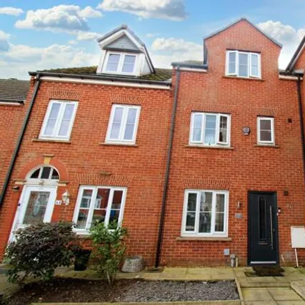 Buy this 3 bed townhouse on Windmill Close in Royton, OL2 5FH