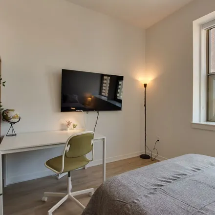 Rent this 3 bed apartment on 1932 Rue Sherbrooke Ouest in Montreal, QC H3H 1E8