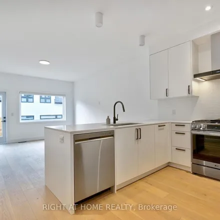Image 4 - 52 Lanark Avenue, Toronto, ON M6C 2E5, Canada - Apartment for rent