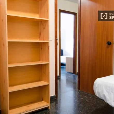 Rent this 5 bed room on Avinguda del Primat Reig in 86, 46010 Valencia
