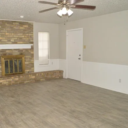 Image 2 - 8301 Hartford Avenue, Lubbock, TX 79423, USA - House for sale