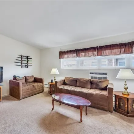 Image 2 - 14 Ivy Street, Village of Farmingdale, NY 11735, USA - Apartment for sale