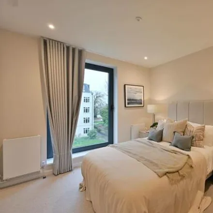 Rent this 3 bed townhouse on Rosebery Road in Kings Avenue, London