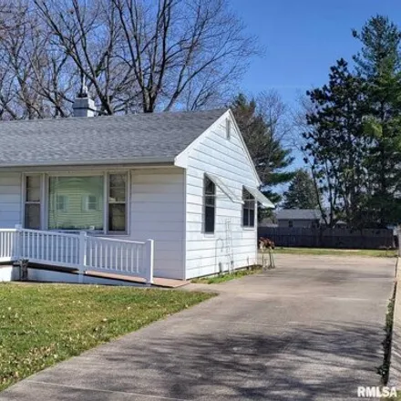 Buy this 3 bed house on 905 North Hawkinson Avenue in Galesburg, IL 61401