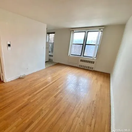 Image 3 - 139-01 Pershing Crescent, New York, NY 11435, USA - Condo for sale