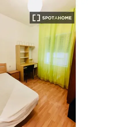Rent this 3 bed room on Colegio La Presentación in Calle Gran Capitán, 14