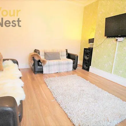 Rent this 9 bed townhouse on Back Estcourt Avenue in Leeds, LS6 3EY
