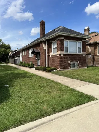 Image 1 - 8034 South Bennett Avenue, Chicago, IL 60649, USA - House for sale