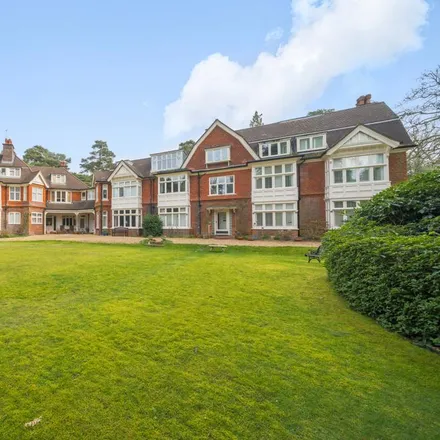 Rent this 3 bed apartment on Mead Road in Hindhead, United Kingdom