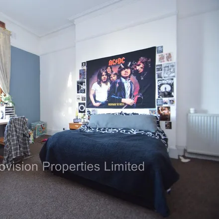 Image 1 - St John's Terrace, St John's Avenue, Leeds, LS6 1AW, United Kingdom - House for rent