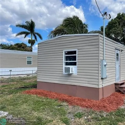 Buy this studio apartment on 201 Apple Avenue in Pahokee, Palm Beach County