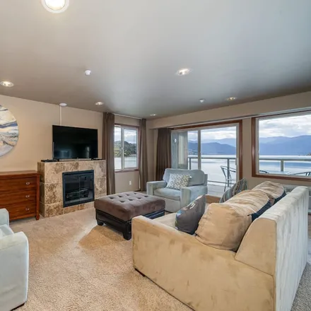 Rent this 3 bed condo on Chelan in WA, 98816