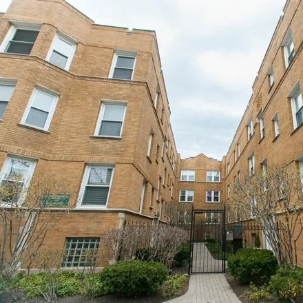 Rent this 1 bed apartment on 622 West Roscoe Street