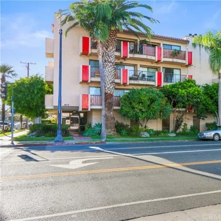 Rent this 2 bed condo on Smart & Final Extra! in 644 Redondo Avenue, Long Beach