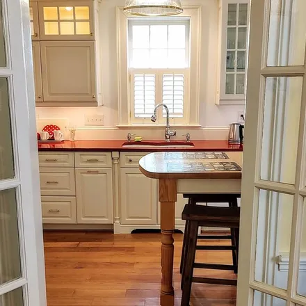 Rent this 2 bed townhouse on Annapolis