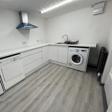 Rent this studio apartment on 27 Lyngford Place in Taunton, TA2 7EP