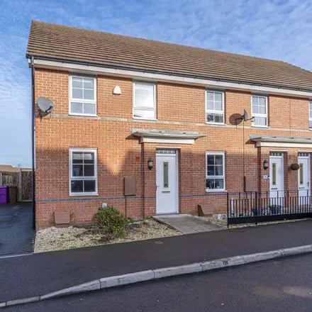 Rent this 3 bed townhouse on Croft Gardens in Wolverhampton, WV10 6GG