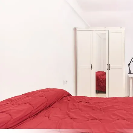 Rent this 3 bed room on Farmacia Mª del Carmen Jaen in Avenida Sánchez Pizjuán, 41009 Seville