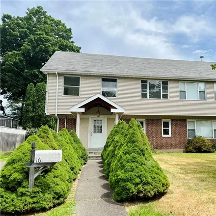 Rent this 4 bed townhouse on 12 Bloomfield Drive in Fairfield, CT 06825
