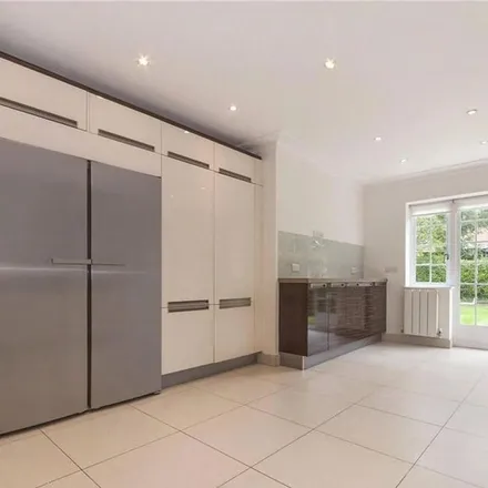 Rent this 5 bed apartment on Kingsley Way in London, N2 0EN