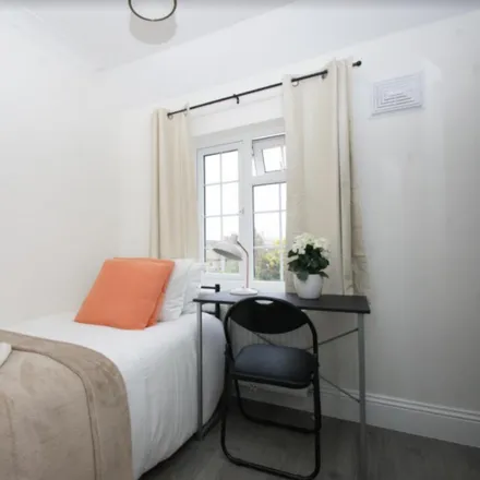 Rent this 7 bed room on John Perryn Primary in Long Drive, London