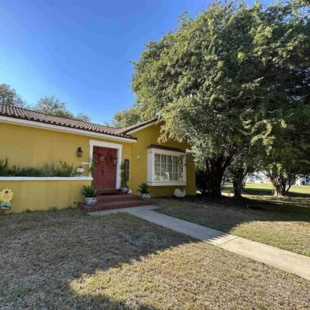 Image 2 - 205 West Strickland Street, Del Rio, TX 78840, USA - House for sale