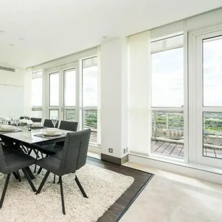 Image 5 - Berkeley Tower, 48 Westferry Circus, Canary Wharf, London, E14 8RP, United Kingdom - House for rent