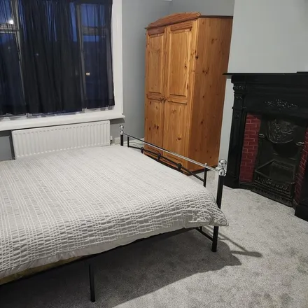 Rent this 1 bed room on Woodcote Avenue in London, CR7 7DJ