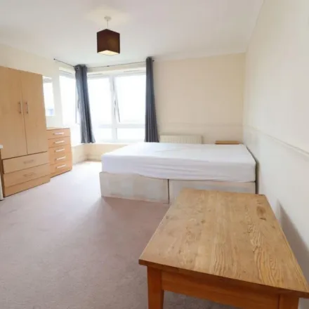 Image 6 - Sail Court, 15 Newport Avenue, London, E14 2DQ, United Kingdom - Apartment for rent