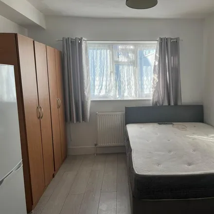 Rent this 1 bed room on Oakleigh Avenue in South Stanmore, London