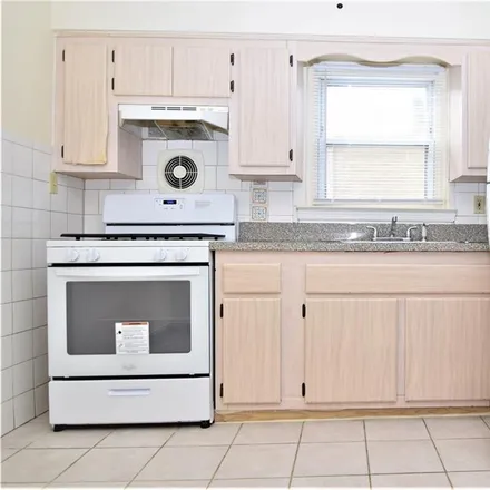 Image 3 - 1011 East 225th Street, New York, NY 10466, USA - Townhouse for rent