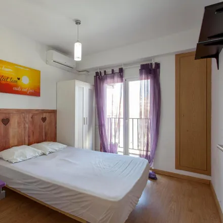 Rent this 3 bed room on Carrer de Berenguer Montoliu in 5, 46011 Valencia