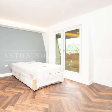 Rent this studio apartment on 95 Cobbold Road in London, E11 3NS