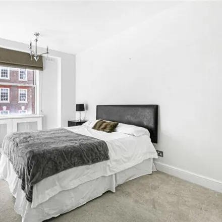 Image 2 - Walpole House, 10 Weymouth Street, East Marylebone, London, W1B 1NL, United Kingdom - Room for rent