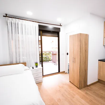 Rent this 5 bed room on Carrer del Mestre Sosa in 27, 46007 Valencia