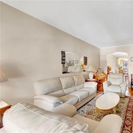 Image 5 - 731 East 38th Street, New York, NY 11210, USA - House for sale