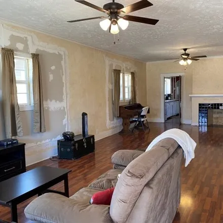 Image 3 - 142 West 4th Street, Solomon, Solomon, KS 67480, USA - House for sale