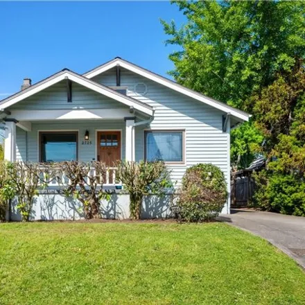 Buy this 3 bed house on 2725 Northeast 67th Avenue in Portland, OR 97213