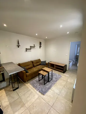 Rent this 2 bed apartment on 4 Rue des Bateliers in 92110 Clichy, France