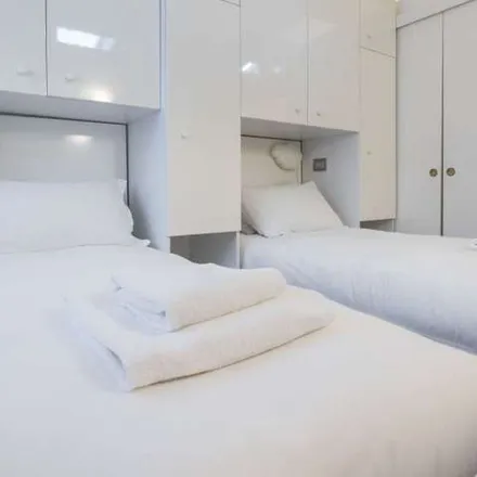 Rent this 2 bed apartment on Chiesa di San Giorgio al Palazzo in Piazza San Giorgio, 20123 Milan MI