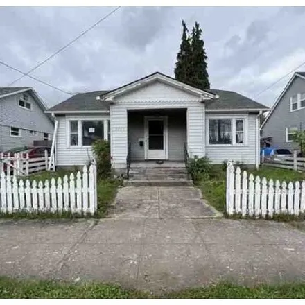 Buy this 2 bed house on 2525 North Lombard Street in Portland, OR 97217