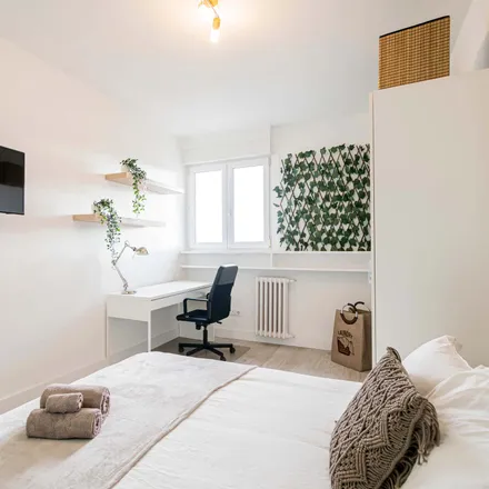 Rent this 6 bed room on Calle de Raimundo Fernández Villaverde in 57, 28003 Madrid