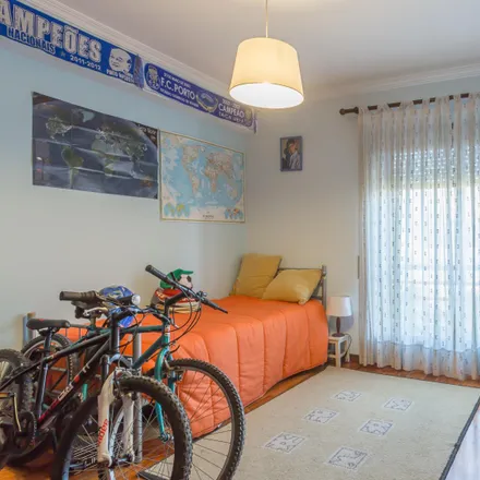 Rent this 2 bed room on Rua de Santo António do Telheiro in 4465-266 Matosinhos, Portugal