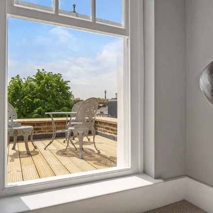 Rent this 4 bed townhouse on Percy Circus in London, WC1X 9ES