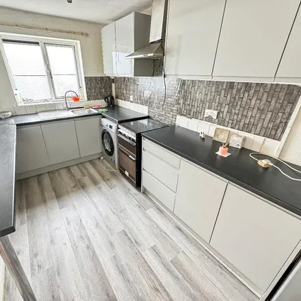 Image 3 - Starling Walk, London, TW12 3UX, United Kingdom - Townhouse for rent