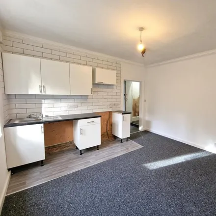 Rent this 1 bed apartment on London Road in Luton, LU1 3UE