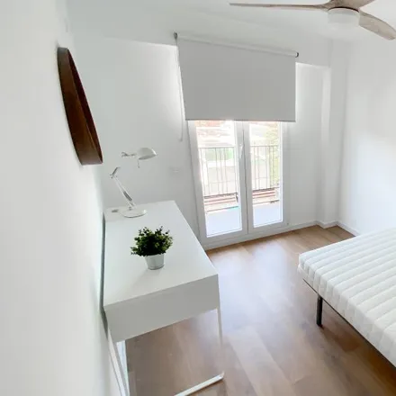 Rent this 5 bed room on Carrer del Doctor Vicent Zaragozà in 75, 46020 Valencia