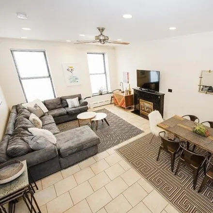 Rent this 4 bed townhouse on 220 East 50th Street in New York, NY 10022