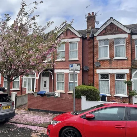 Rent this 4 bed townhouse on Parkfield Road in Willesden Green, London